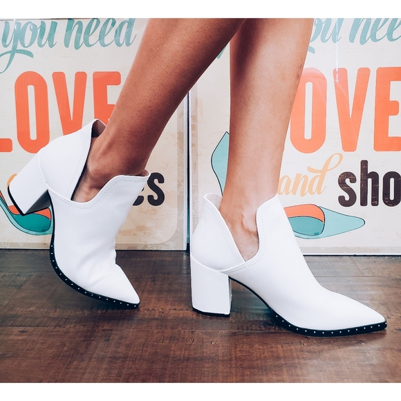 //Snowy days//White studded boots - Picture 2 of 5